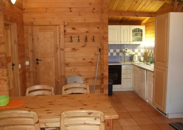 Hof Kranichweide, Holzblockhaus * Saal